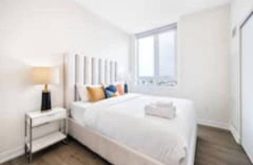 Harwood Hotel | Bright 3 Bedroom Home with Stunning View and Parking