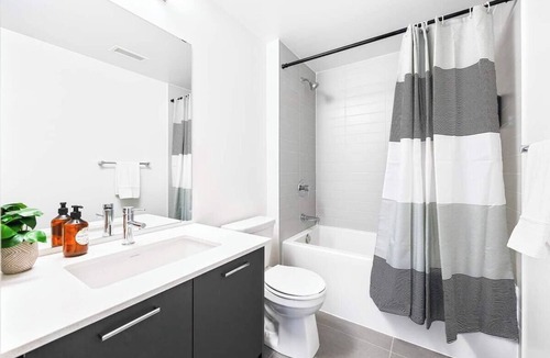 Harwood Hotel | Bright 3 Bedroom Home with Stunning View and Parking