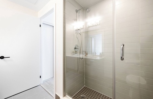 Harwood Hotel | Bright 3 Bedroom Home with Stunning View and Parking