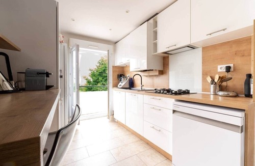 Saint-Helier Apartment | Bright 3-bedroom near train station and TNB