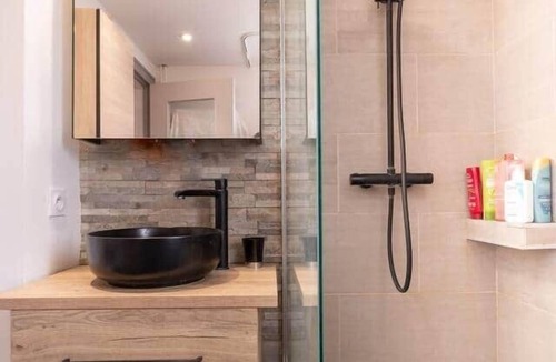 Saint-Helier Apartment | Bright 3-bedroom near train station and TNB