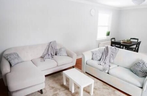 Newtonbrook House | Bright 3 Bedroom Spacious House In Great Location