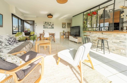 Nord-Saint-Martin Apartment | Bright 3 Bedrooms with Garage