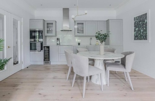 Queen's Gate Apartment | Bright 3-room apartment