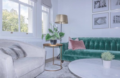 Queen's Gate Apartment | Bright 3-room apartment