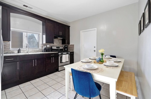 Heart of Chicago Apartment | Bright 3BR/1BA FREE Parking/Laundry in Pilsen. Minutes from Downtown