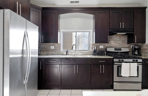 Heart of Chicago Apartment | Bright 3BR/1BA FREE Parking/Laundry in Pilsen. Minutes from Downtown