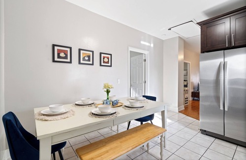 Heart of Chicago Apartment | Bright 3BR/1BA FREE Parking/Laundry in Pilsen. Minutes from Downtown
