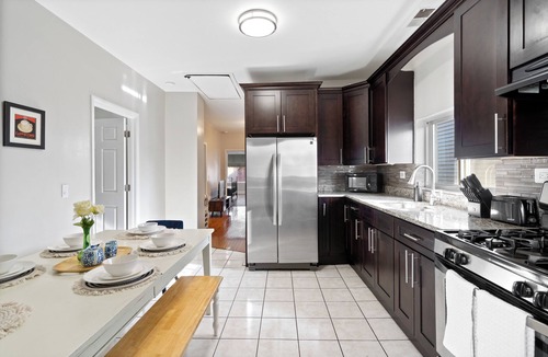 Heart of Chicago Apartment | Bright 3BR/1BA FREE Parking/Laundry in Pilsen. Minutes from Downtown