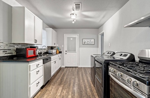 North Richland Hills House | Bright 3BR Beauty NRH - Garage - Huge Yard, Pets