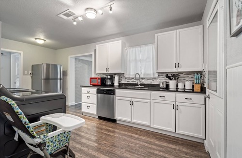 North Richland Hills House | Bright 3BR Beauty NRH - Garage - Huge Yard, Pets