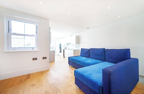 Munster Apartment | Bright 3BR Duplex in Fulham with Terrace
