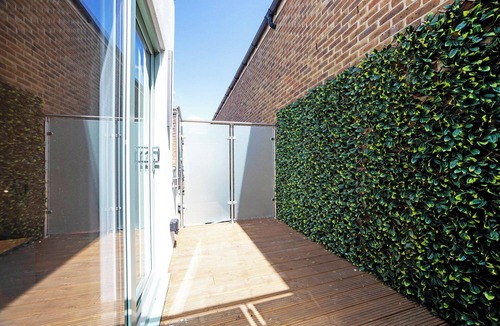 Munster Apartment | Bright 3BR Duplex in Fulham with Terrace