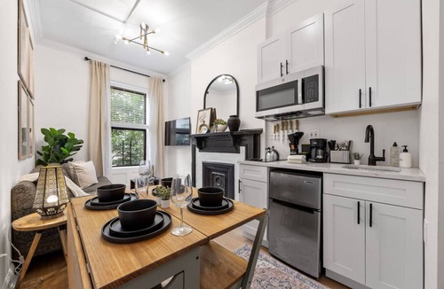 Harlem Apartment | Bright 3BR Harlem Home w/In-Unit Laundry