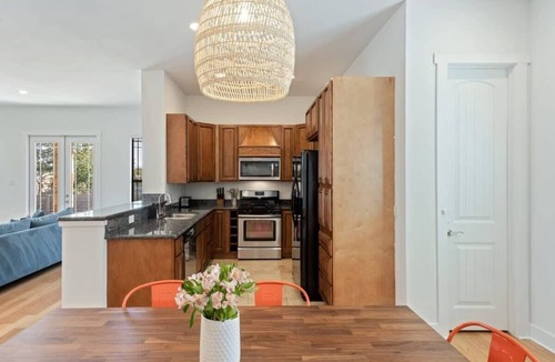 Central East Austin House | Bright 3BR Home | East ATX | Cowboy Pool | Near UT