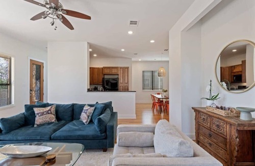 Central East Austin House | Bright 3BR Home | East ATX | Cowboy Pool | Near UT