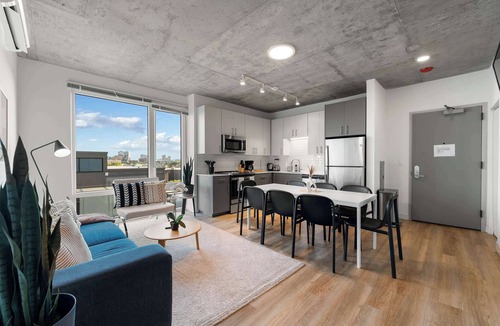 River North Hotel | Bright 3BR Stylish Apartment Near North Ave Shops