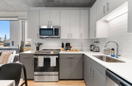 River North Hotel | Bright 3BR Stylish Apartment Near North Ave Shops