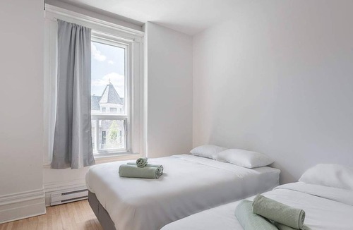 Mile End Apartment | Bright, 4 Bedroom Apt. - Little Portugal