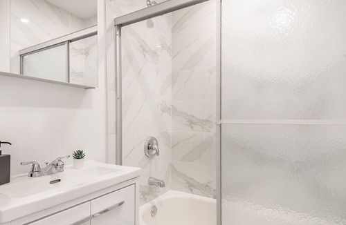 Mile End Apartment | Bright, 4 Bedroom Apt. - Little Portugal