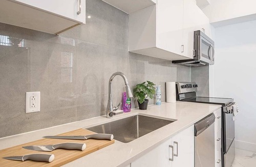 Mile End Apartment | Bright, 4 Bedroom Apt. - Little Portugal