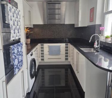 Walworth Apartment | Bright 4 double bedroom victorian house