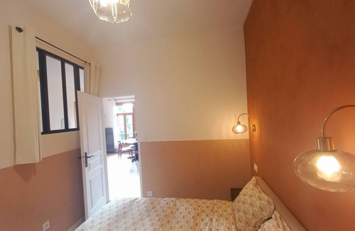 Les Platanes Apartment | Bright 40m² T2 with terrace overlooking the cathedral