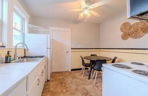 South Medford Apartment | Bright 4BD/1BA Near Tufts & T- 15 Min to Boston