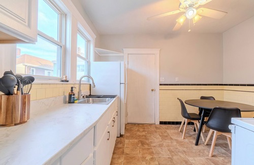 South Medford Apartment | Bright 4BD/1BA Near Tufts & T- 15 Min to Boston