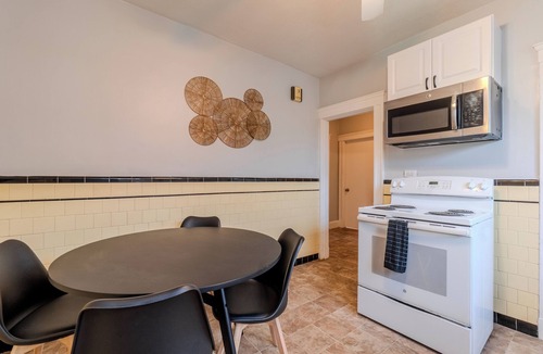 South Medford Apartment | Bright 4BD/1BA Near Tufts & T- 15 Min to Boston