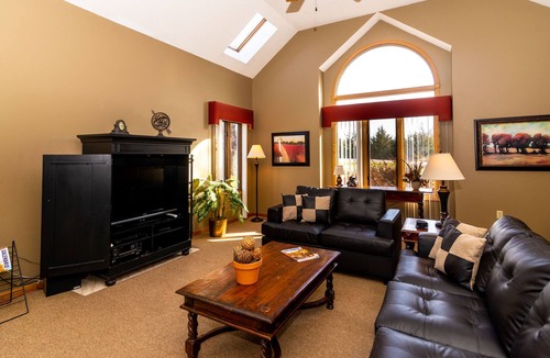 The Galena Territory House | BRIGHT 4BR/4BA W/2 MASTER SUITES, SCREENED PORCH, DECK, FIRE PIT AND 6 TVs!