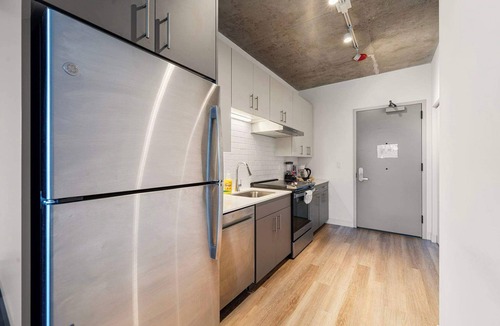 River North Hotel | Bright 4BR Apartment Near Lincoln Park Zoo