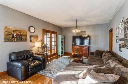 Stuart House | Bright 4BR Bungalow Sleep 12 near Des Moines & i80
