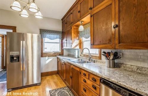 Stuart House | Bright 4BR Bungalow Sleep 12 near Des Moines & i80