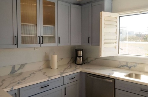 Marina Peninsula Apartment | Bright 5 bdroom 3 bath w/Rooftop Deck by the Beach