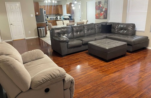 Wetmore House | Bright 5-Bed Canyon Maple Retreat with Pool Table Near JW Marriott