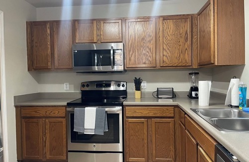 Wetmore House | Bright 5-Bed Canyon Maple Retreat with Pool Table Near JW Marriott
