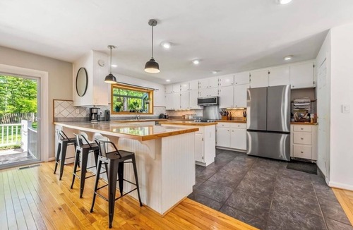 Blacksburg House | Bright 5BR Blacksburg Retreat Big Windows, Patio & Firepit Near VT