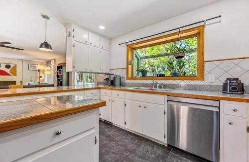 Blacksburg House | Bright 5BR Blacksburg Retreat Big Windows, Patio & Firepit Near VT