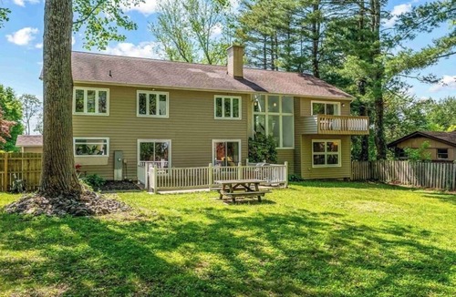 Blacksburg House | Bright 5BR Blacksburg Retreat Big Windows, Patio & Firepit Near VT