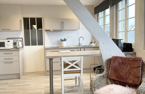 Port-en-Bessin-Huppain Apartment | bright apartment with harbor views