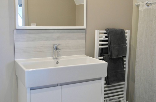 Port-en-Bessin-Huppain Apartment | bright apartment with harbor views