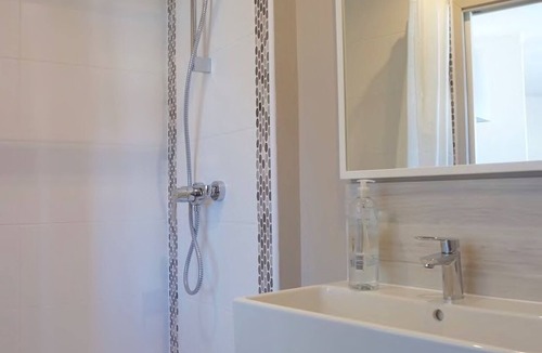 Port-en-Bessin-Huppain Apartment | bright apartment with harbor views