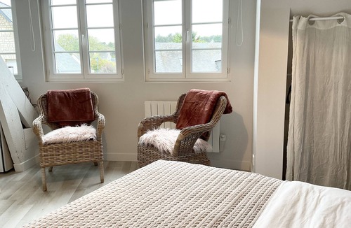 Port-en-Bessin-Huppain Apartment | bright apartment with harbor views