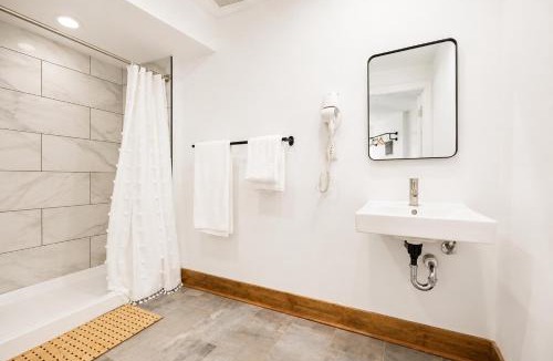 Chester House | Bright ADA Suite-Near PHL & Subaru Park GSS B2