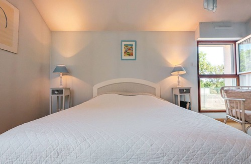 Velles Bed & Breakfast | Bright, Air-Conditioned Blue Room