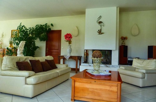 Velles Bed & Breakfast | Bright, Air-Conditioned Blue Room