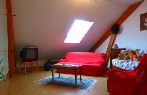 Velles Bed & Breakfast | Bright, Air-Conditioned Blue Room