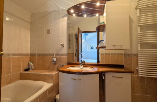 Velles Bed & Breakfast | Bright, Air-Conditioned Blue Room