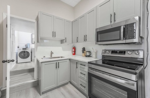 Barrie Apartment | Bright & Airy 1 BR Apt Overlooking Lake Simcoe